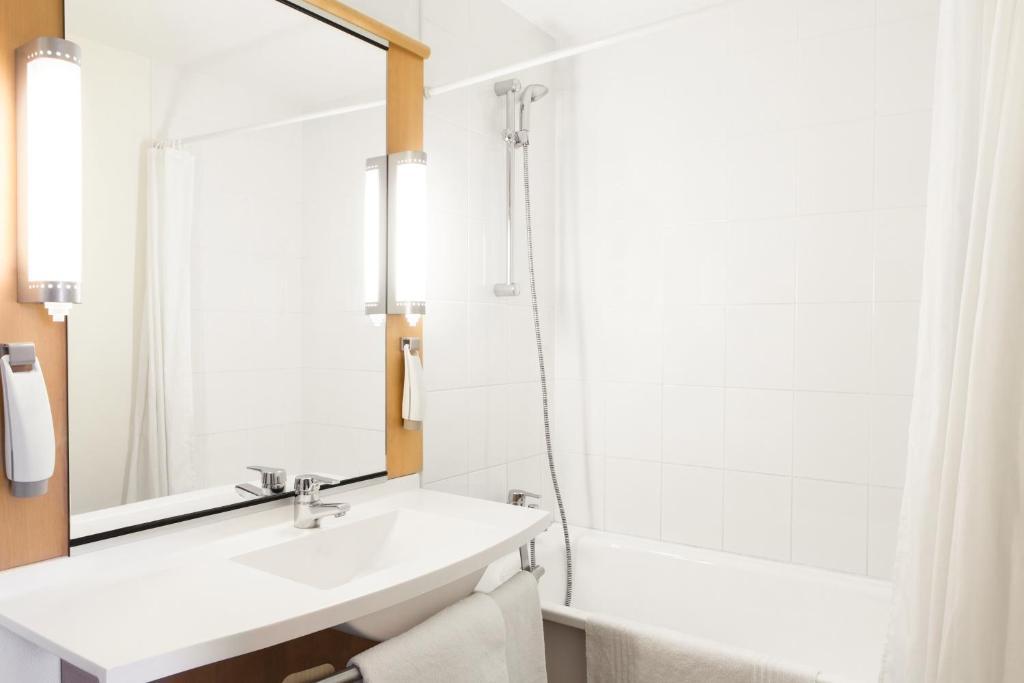 Quarto Standard com 1 Cama de Casal e 1 de Solteiro