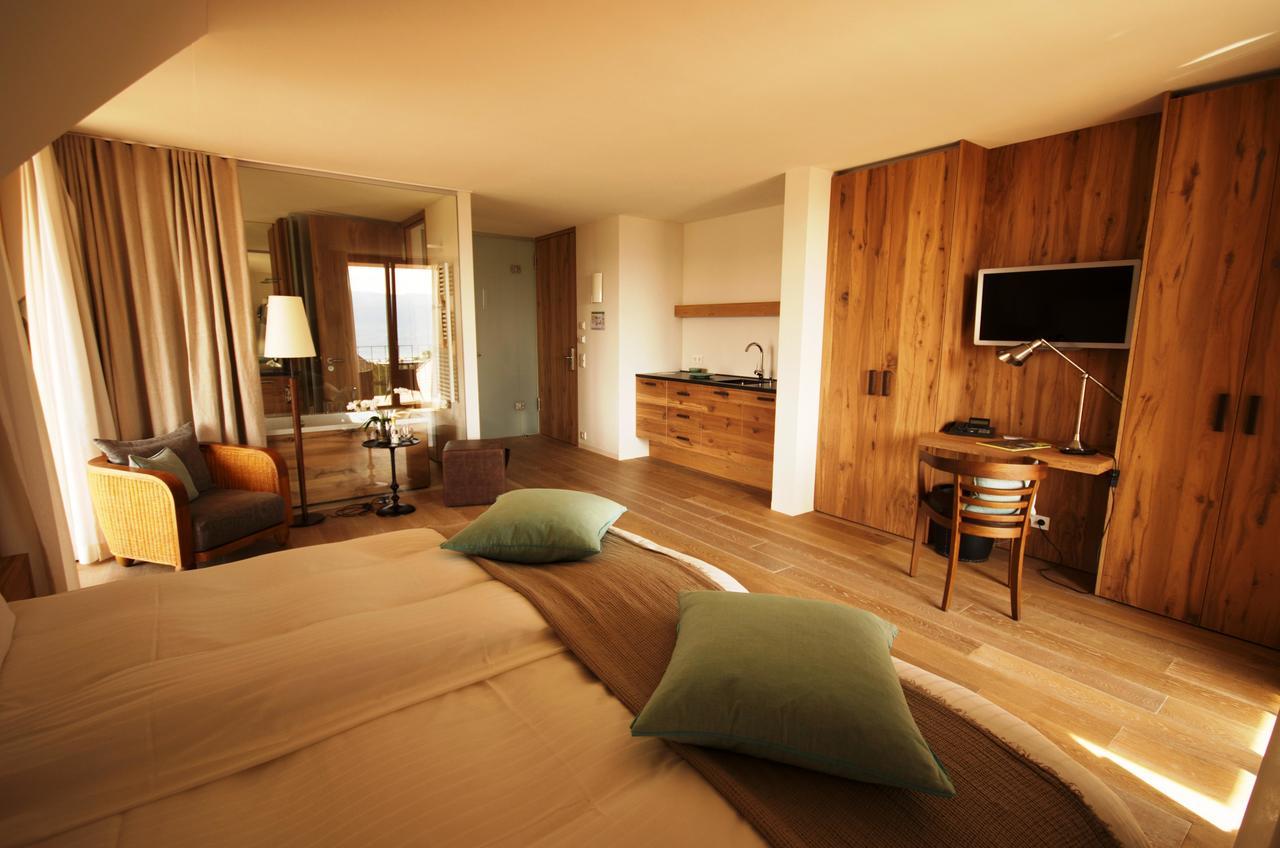 Cozy Suite with Hot Tub,649664127:JPEG