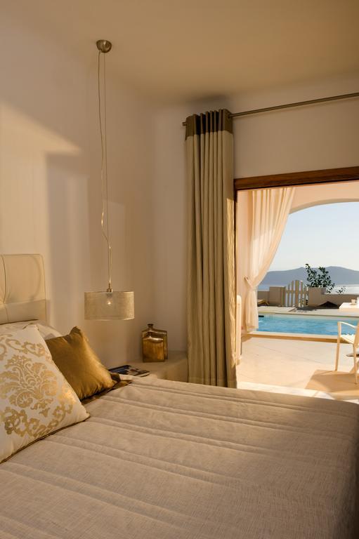 Deluxe Suite mit eigenem beheizten Pool und Aussicht auf die Caldera