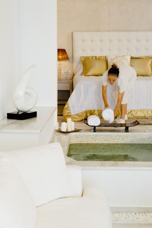 Grand Suite mit eigenem beheizten Pool und Aussicht auf die Caldera