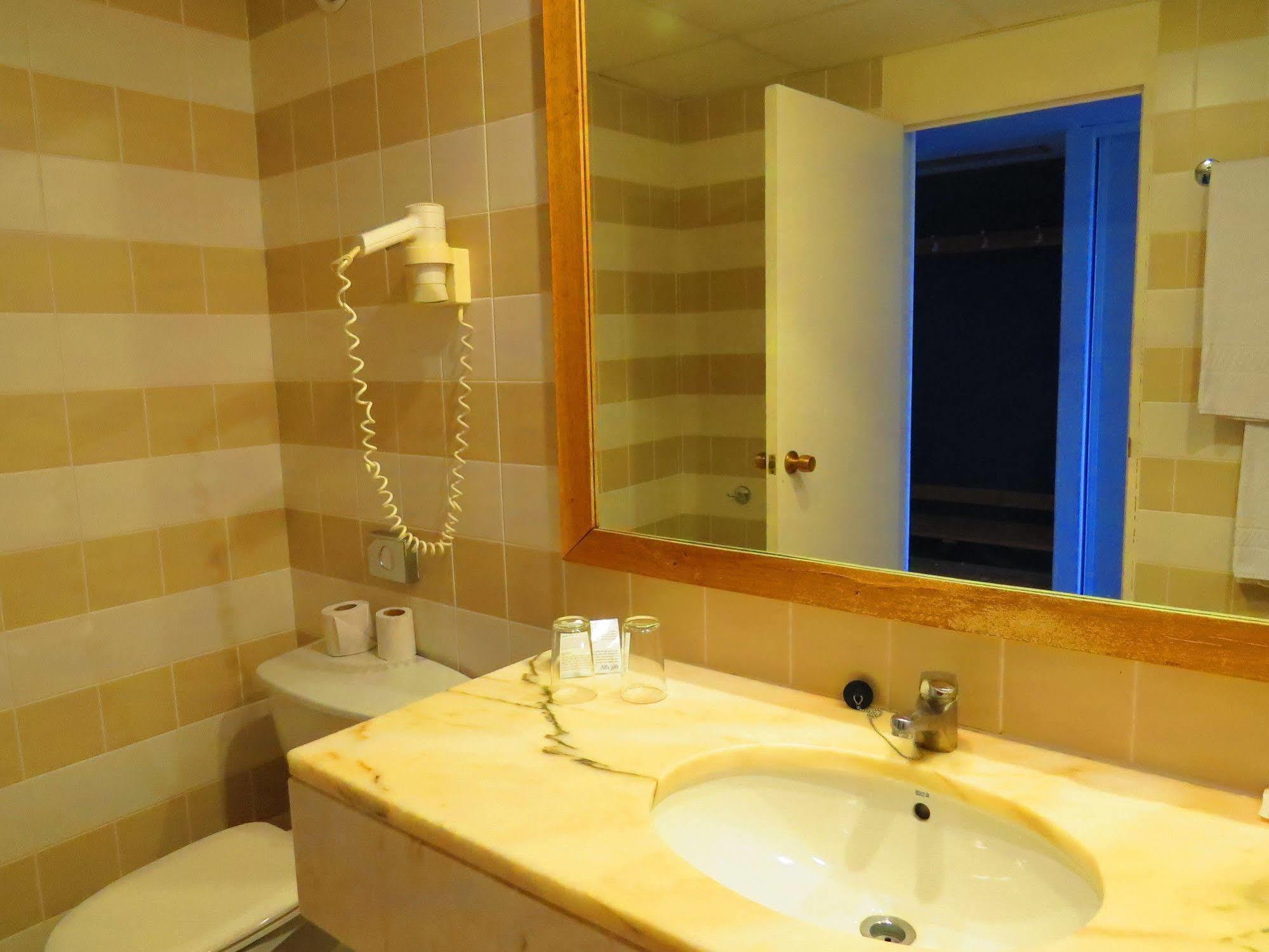 Quarto Familiar (2 Adultos + 1 Criança) com Vista Mar