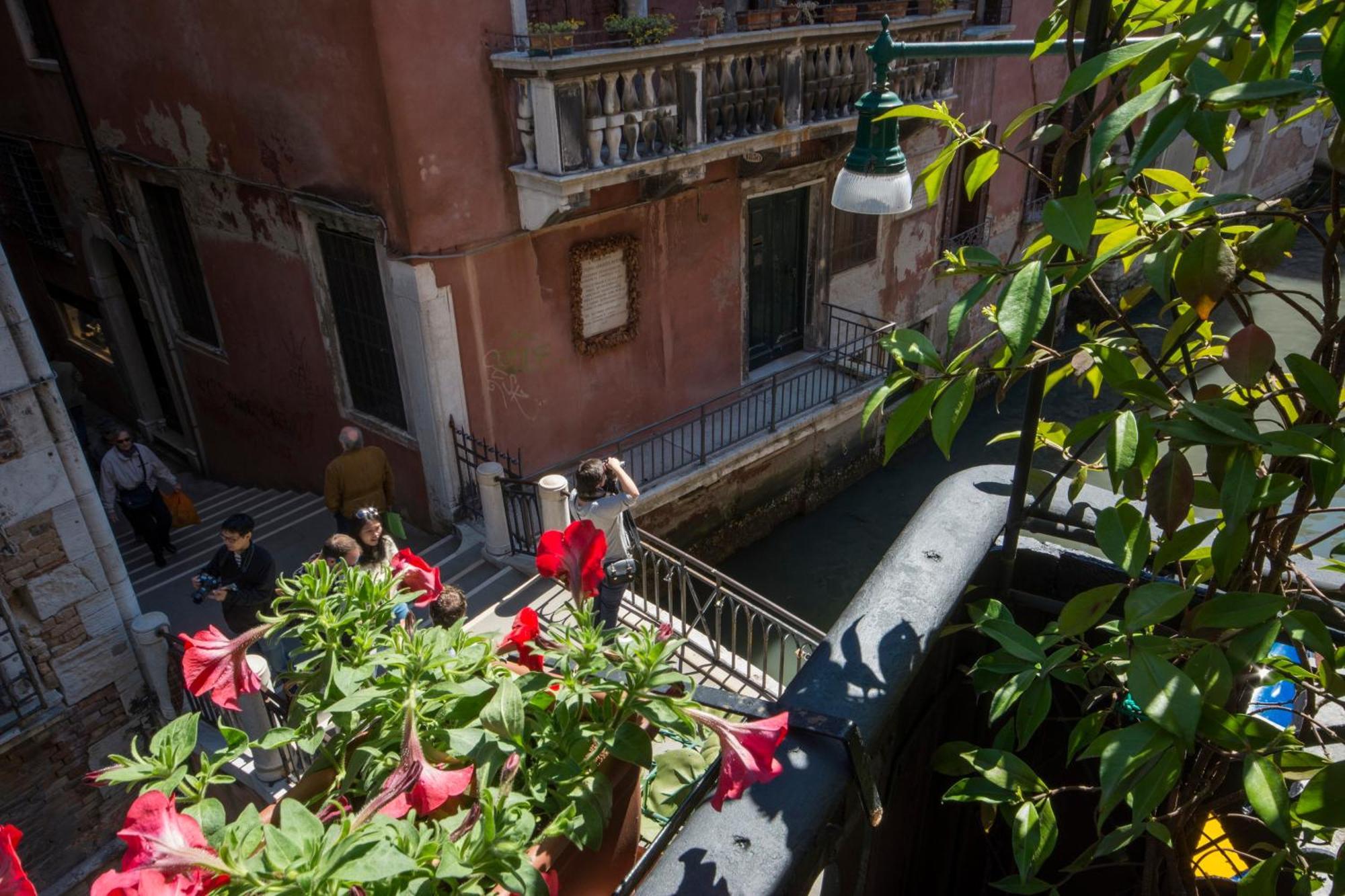 Classic Double Balcony Canal View,786033594:JPEG