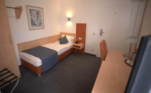 Single Room,744237145:JPEG