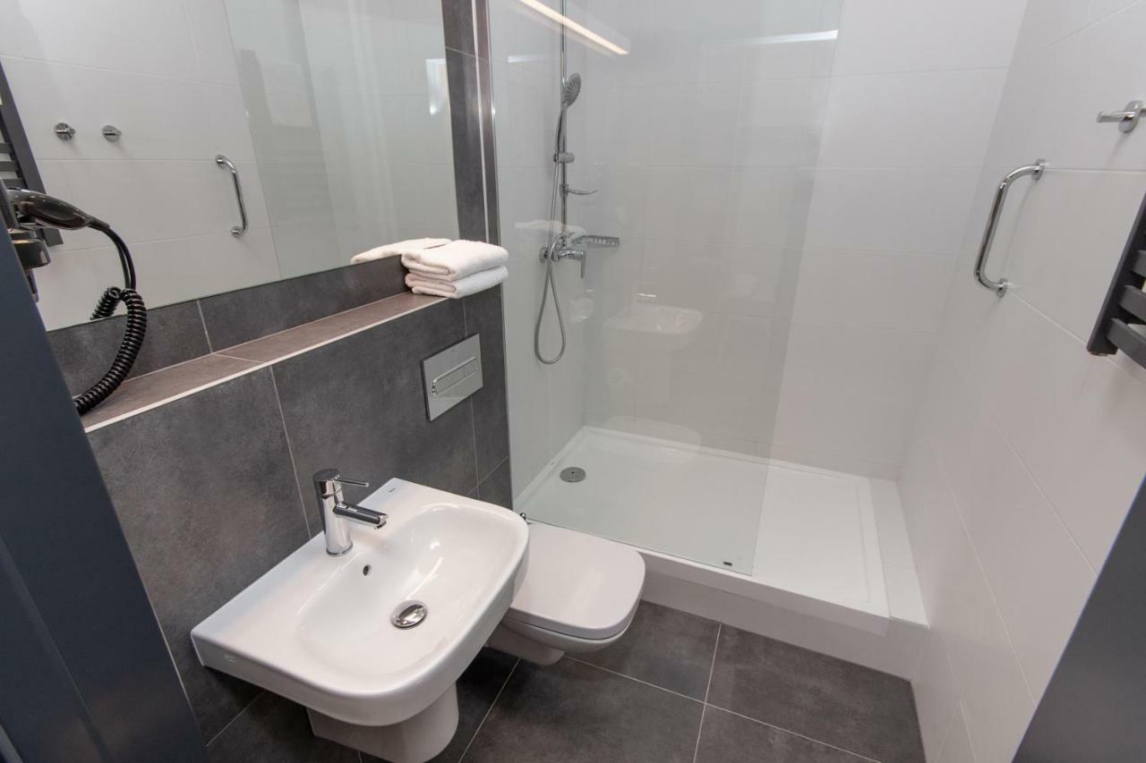 Single Room with Private Bathroom,779406330:JPEG