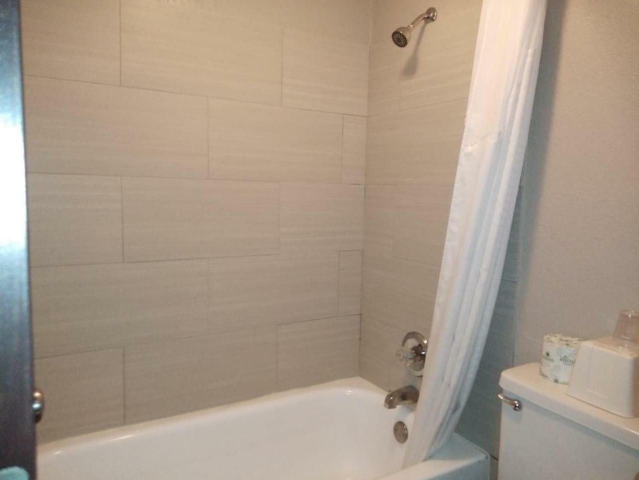 Deluxe King Studio Suite with Jettet Tub - Non-Smoking,779998683:JPEG