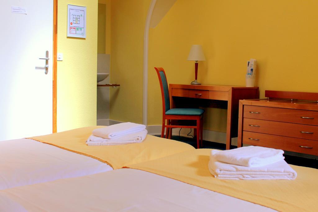 Chambre Lits Jumeaux avec Salle de Bains Commune - Vue sur Parc