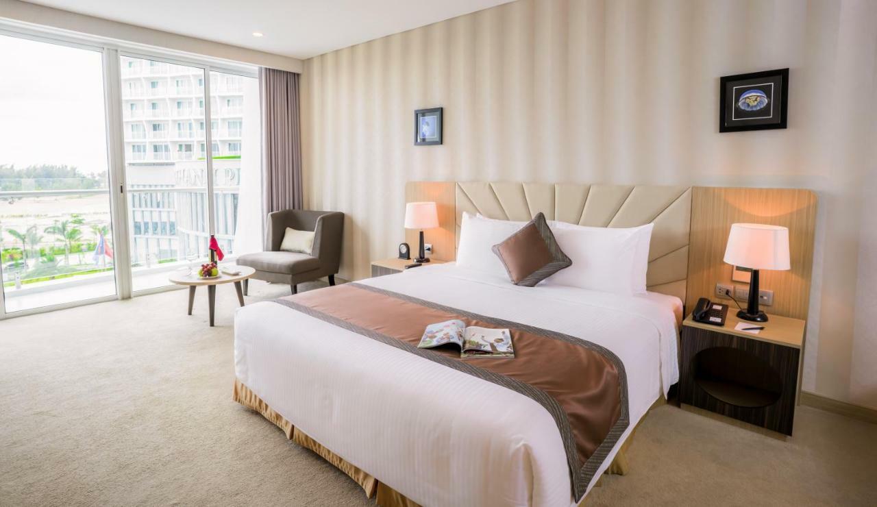 Deluxe King Room with Balcony and Sea View - High Floor,831826949:JPEG