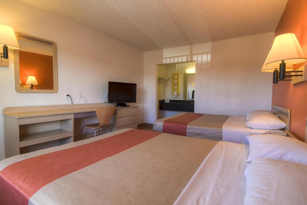 Queen Room with Two Queen Beds - Non-Smoking,1677867011:JPEG