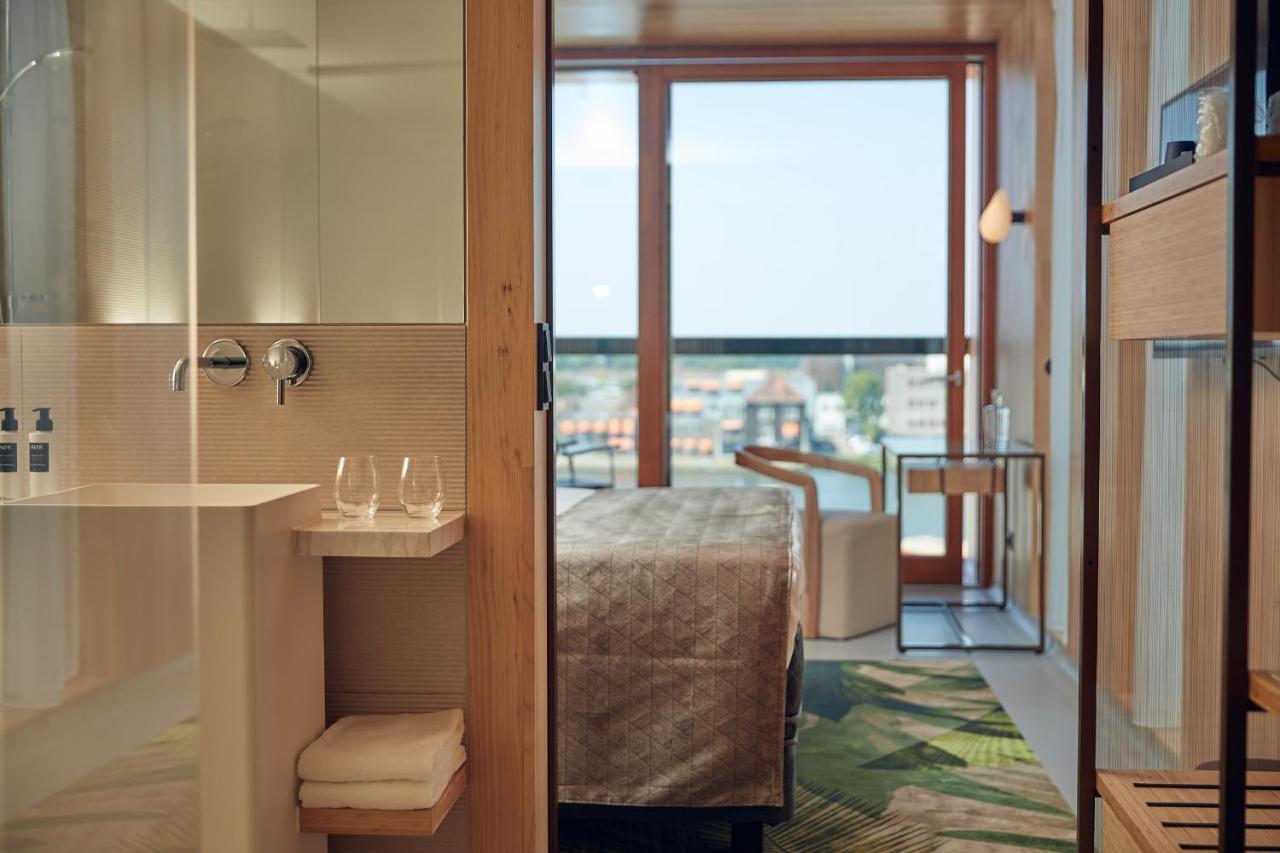 Habitación Superior con baño, ducha y balcón