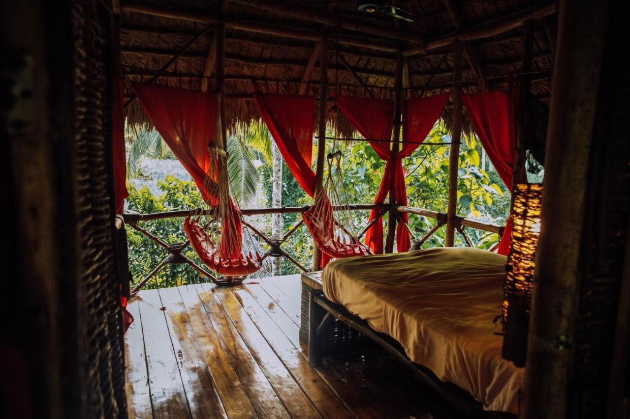 Habitación con cama grande y vistas al jardín