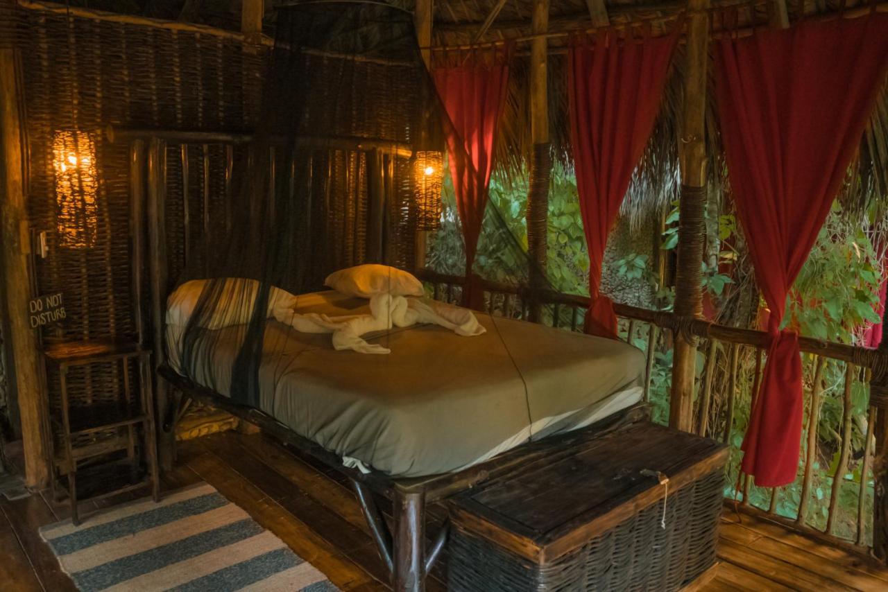 Habitación con cama grande