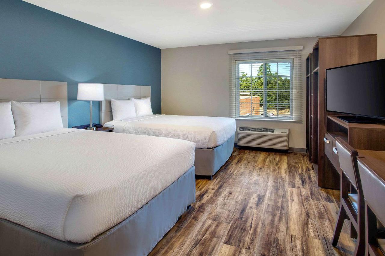 Queen Room with Two Queen Beds - Non-Smoking,951395974:JPEG