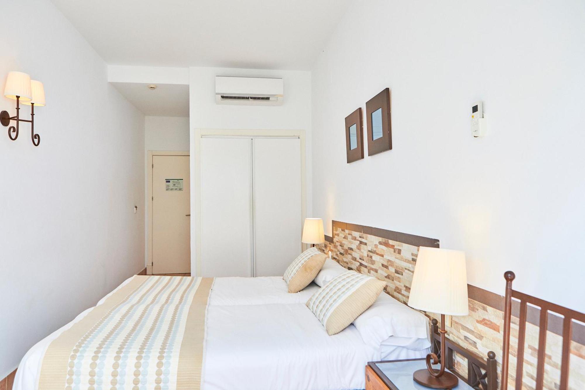 Standard Twin Room,1126742352:JPEG