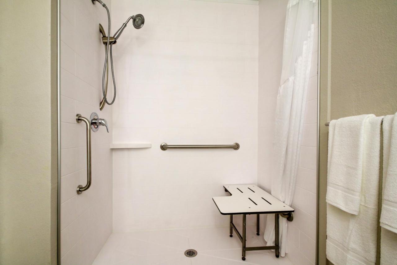 Deluxe King Room with Roll-In Shower - Disability Access