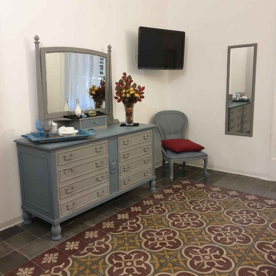 Habitación con cama extragrande y balcón