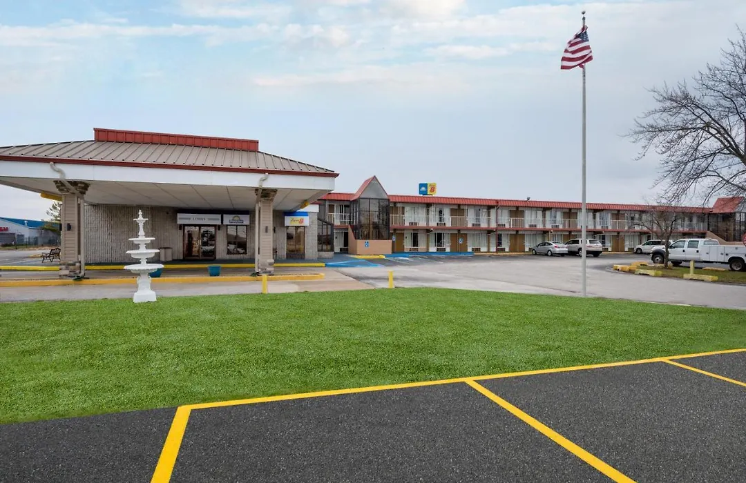 Super 8 By Wyndham Perrysburg-Toledo-1