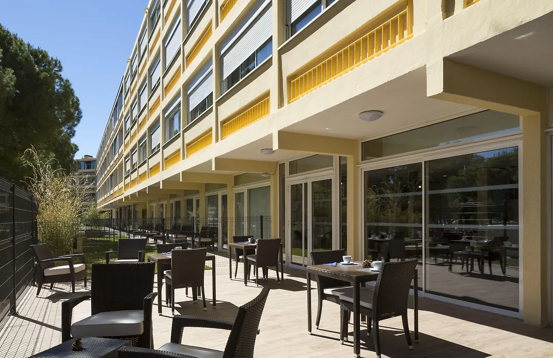 Opéralia Hôtel les Pins-1