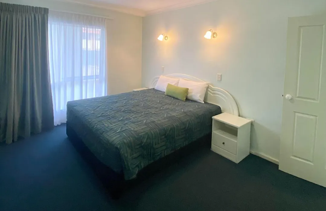 Runaway Bay Motor Inn-1
