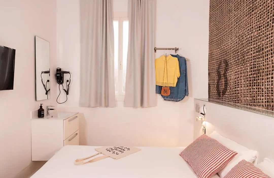 Chic&Basic Tallers Hostal-1