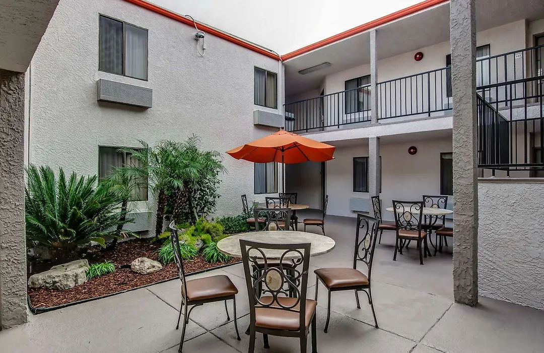 Howard Johnson By Wyndham Reseda Hotel & Suites-1