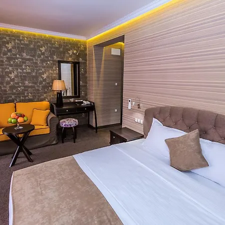 8 1/2 Art Guest House-2