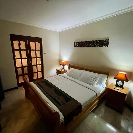 Villa Layang Bulan A Homey Guesthouse For Men Near The Beach In North Kuta-3