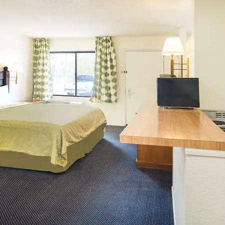 Travelodge By Wyndham Indio-3