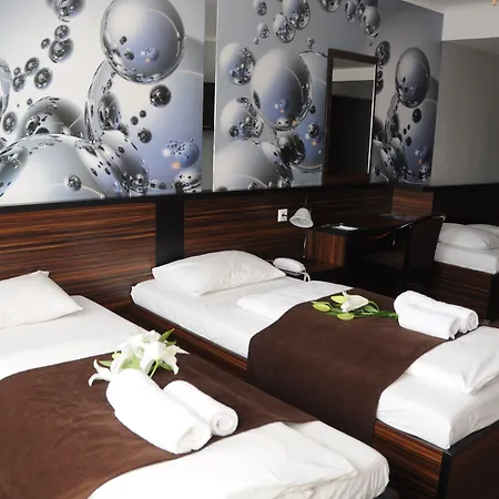 Green Hotel Budapest-2