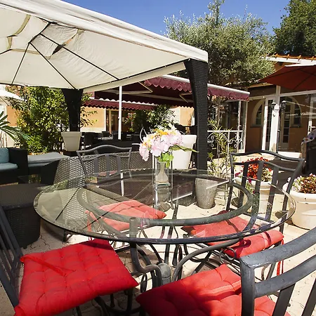 Hôtel Le Derby terrasse et parking-3