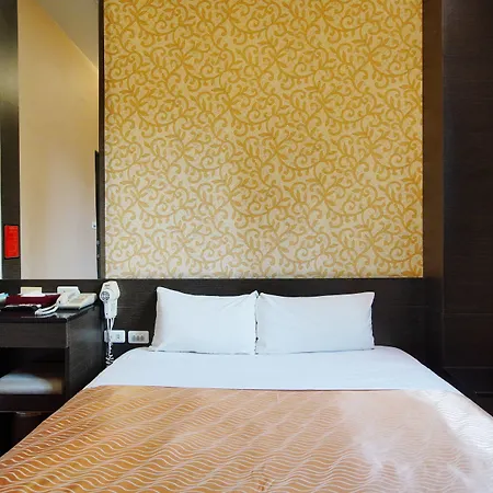 Happy Hotel-2