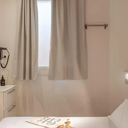 Chic&Basic Tallers Hostal-3