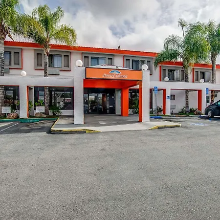 Howard Johnson By Wyndham Reseda Hotel & Suites-2