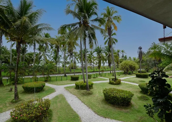 Cocomar Beachfront Hotel Parrita