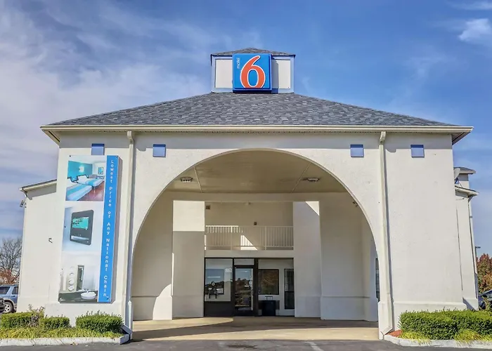 Motel 6-Dickson, Tn