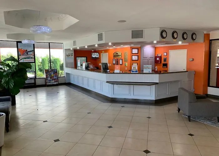 Howard Johnson By Wyndham Reseda Hotel & Suites
